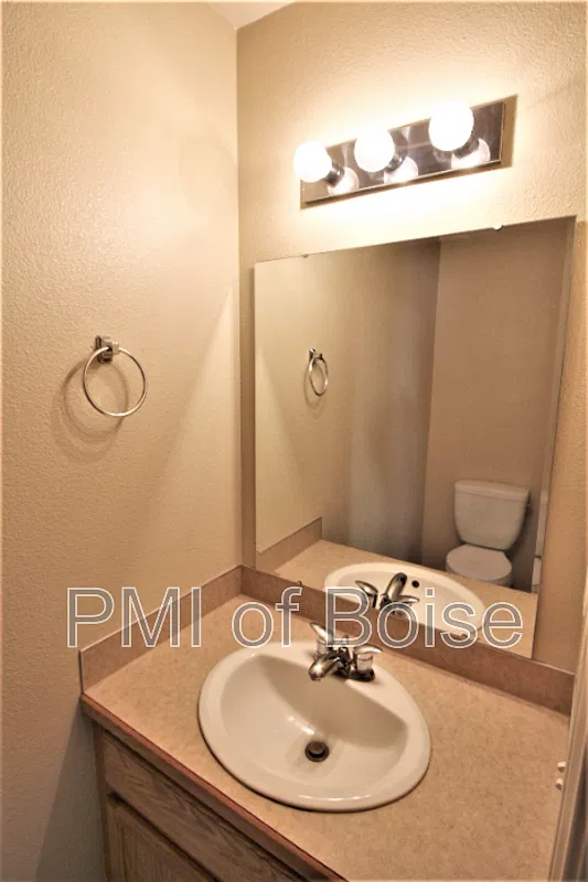 3 bed, 1.5 bath, 1215 sqft, $1,295 — Photo 4