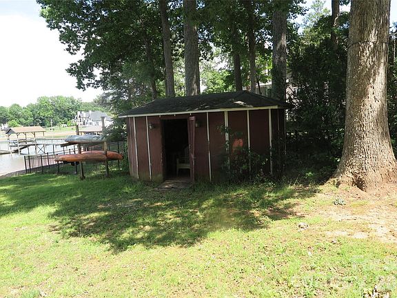 5th image of 2844 Morris Ln