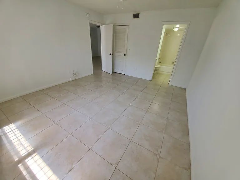 Sherwood Square Apartments — Photo 34