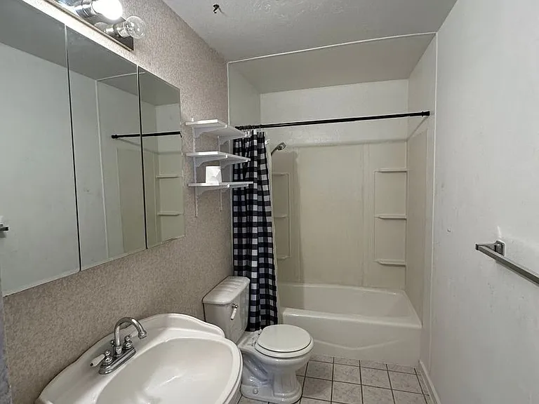 1223 Larch St — Photo 9