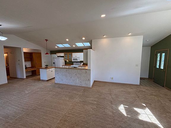5th image of 1135 SE Sandalwood Dr