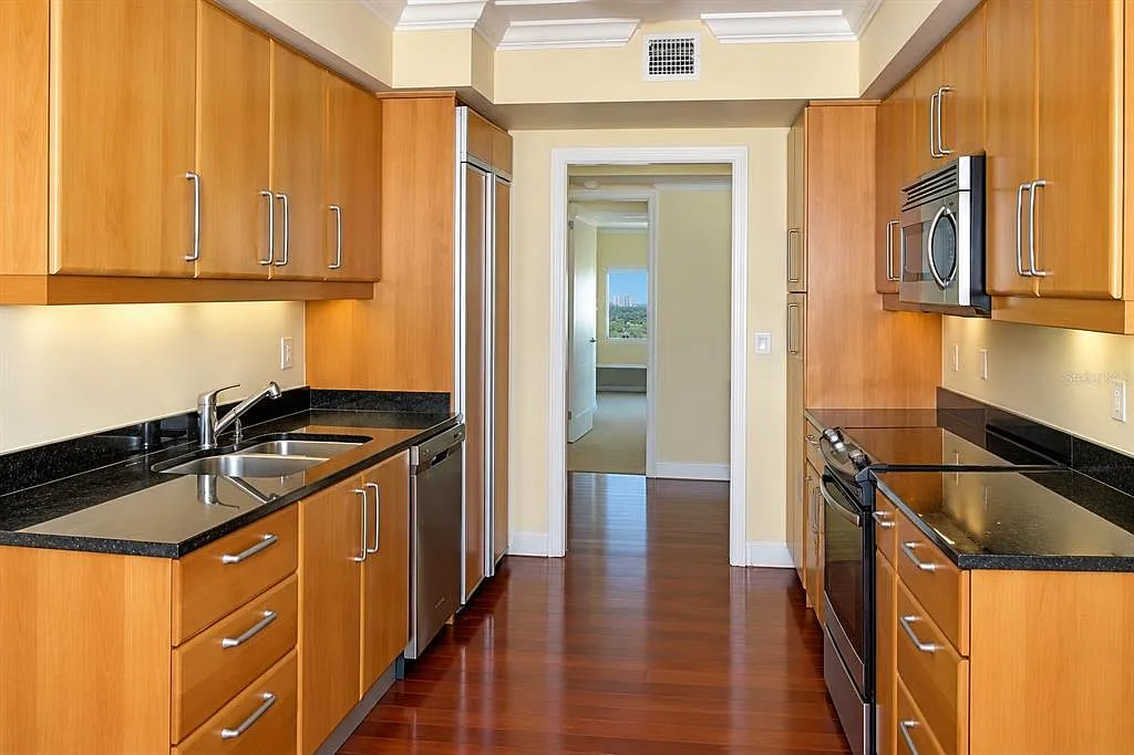 3 bed, 3.0 bath, 2340 sqft, $7,000 — Photo 4