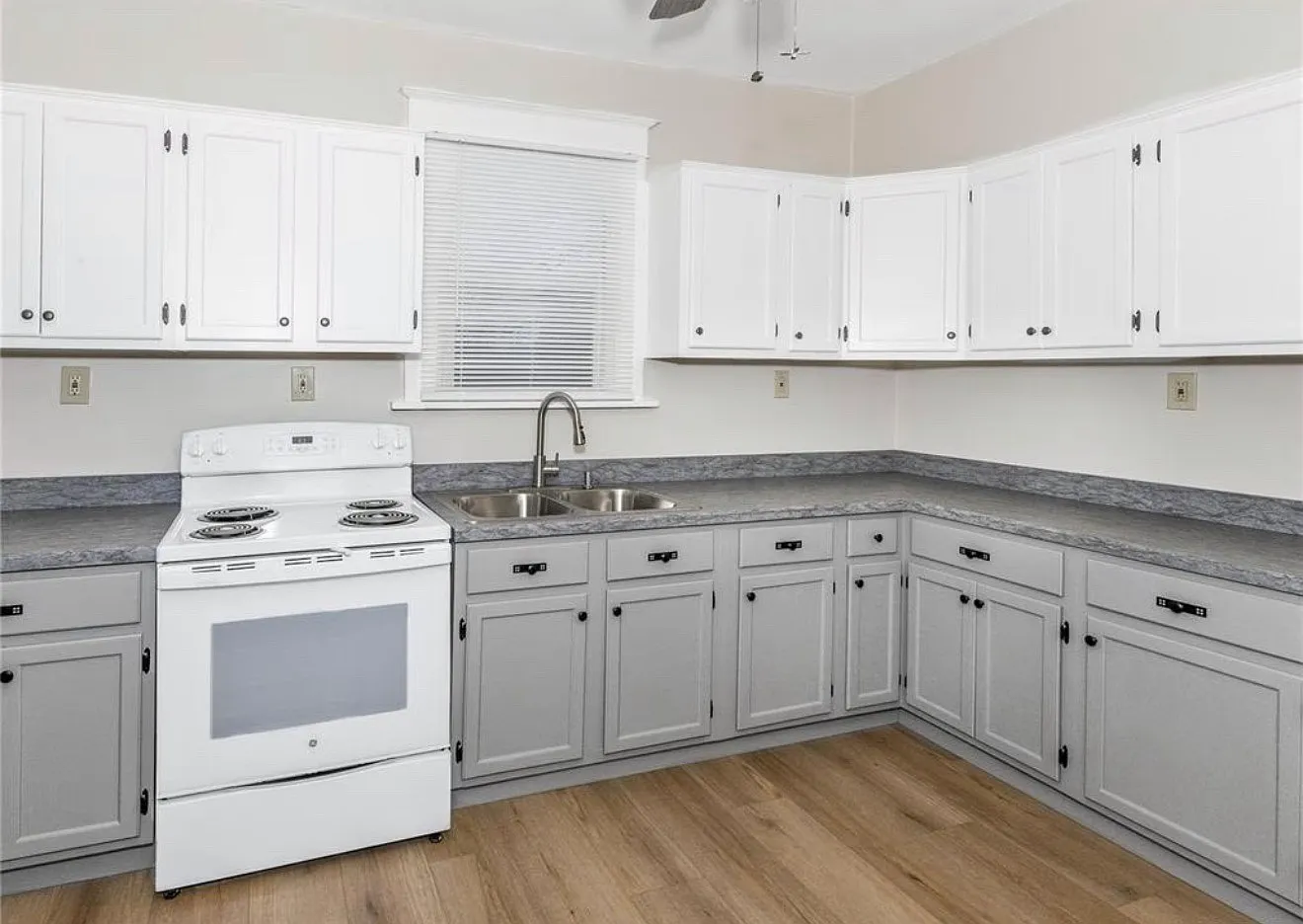 422 S Aurora St — Photo 2