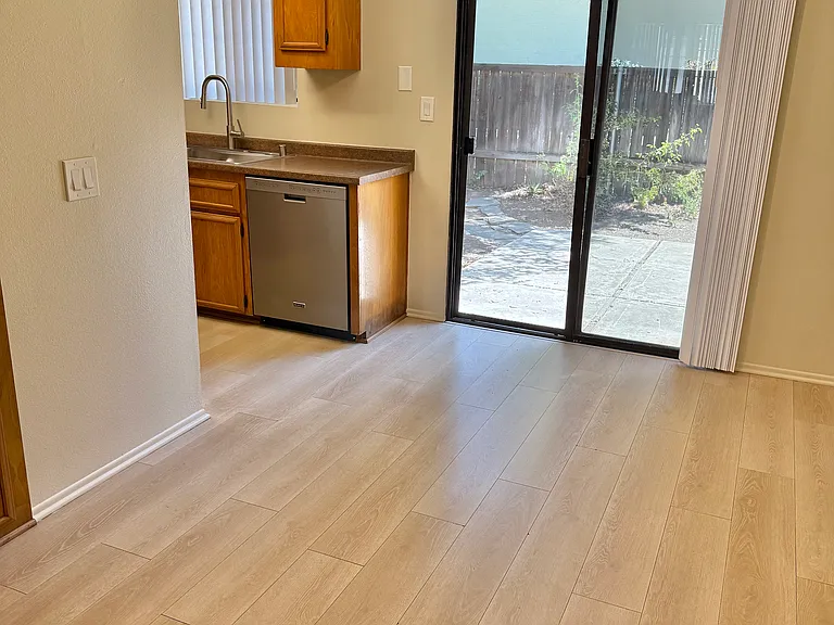 1360 Oxford Ave #5 — Photo 10