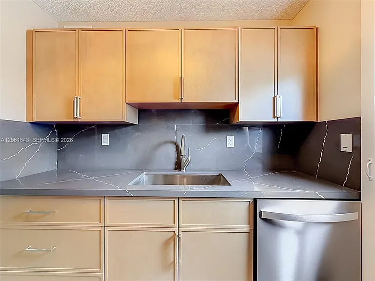 6211 SW 37th St #108 — Photo 8