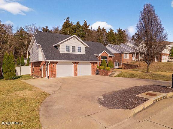 3rd image of 916 Amethyst Ln