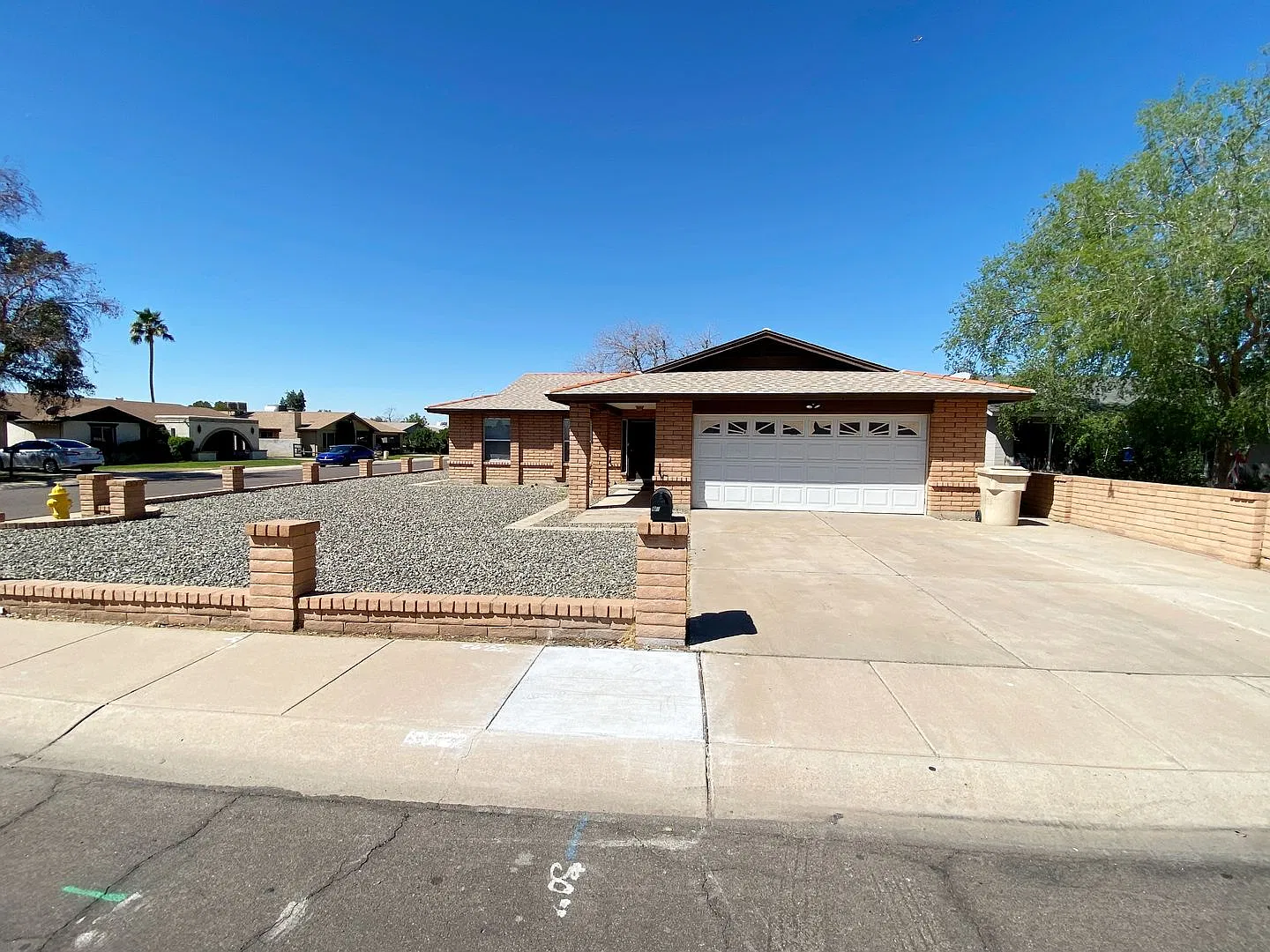3 Bedroom 2 Bathroom corner lot in Glendale — Photo 2