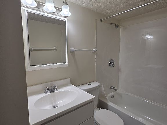 5th image of 571 W Main St