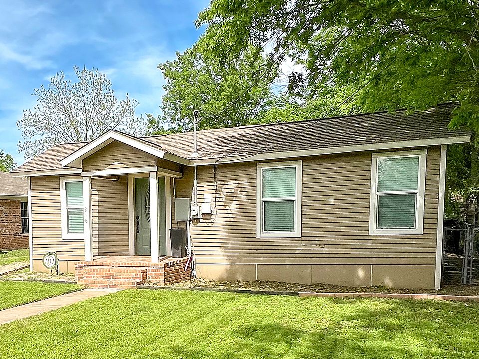 1st image of 216 Pecan St