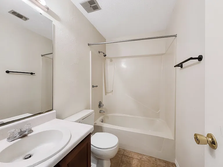 1825 Hunters Path — Photo 11