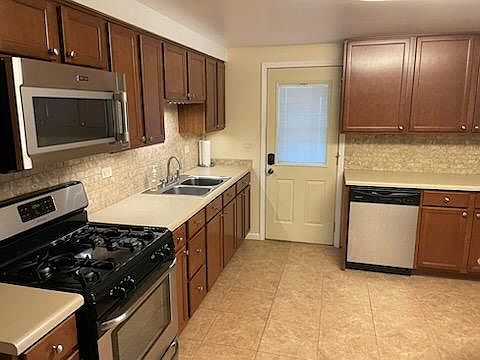 3rd image of 1920 Bristol Cir