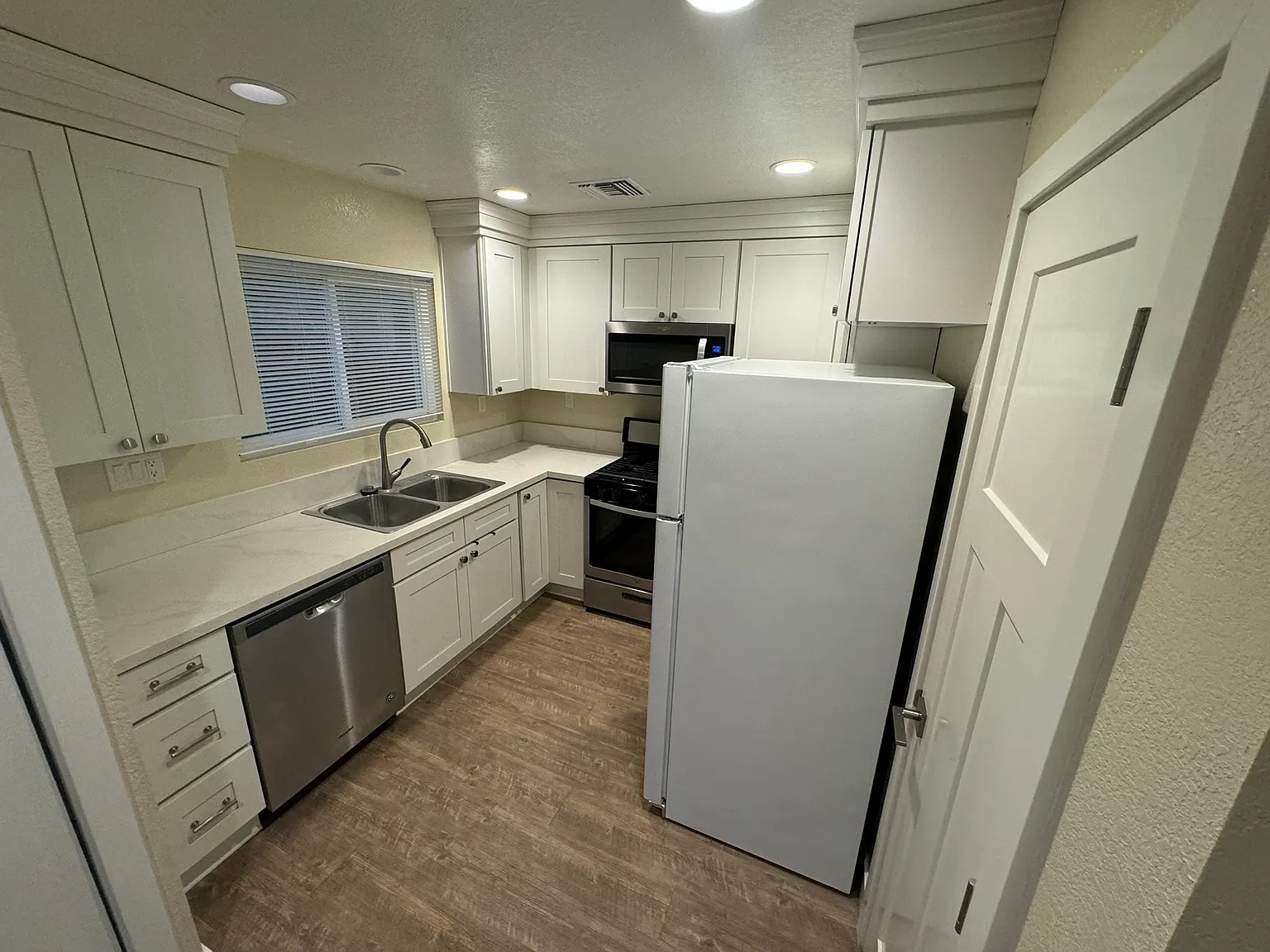 2 bed, 650 sqft, $2,600 — Photo 4