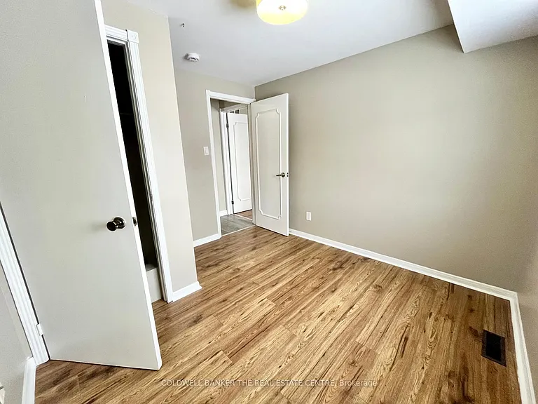 11 Chaucer Cres — Photo 6