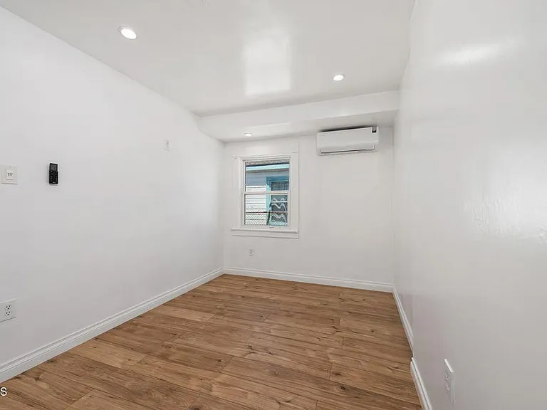 1418 W 69th St — Photo 11
