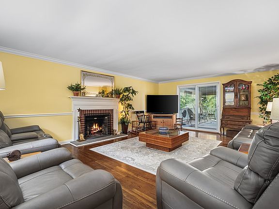 4th image of 1045 Woodhill Dr