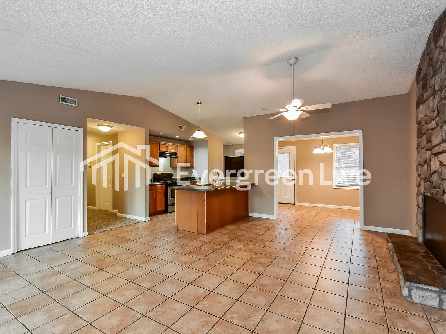 3 bed, 2.0 bath, 1580 sqft, $1,645 — Photo 4