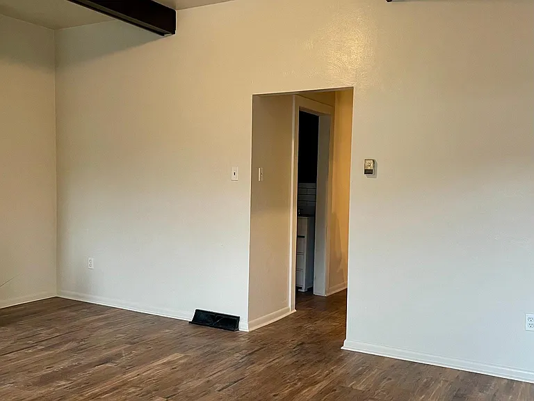 672 Middle Ave #B — Photo 6