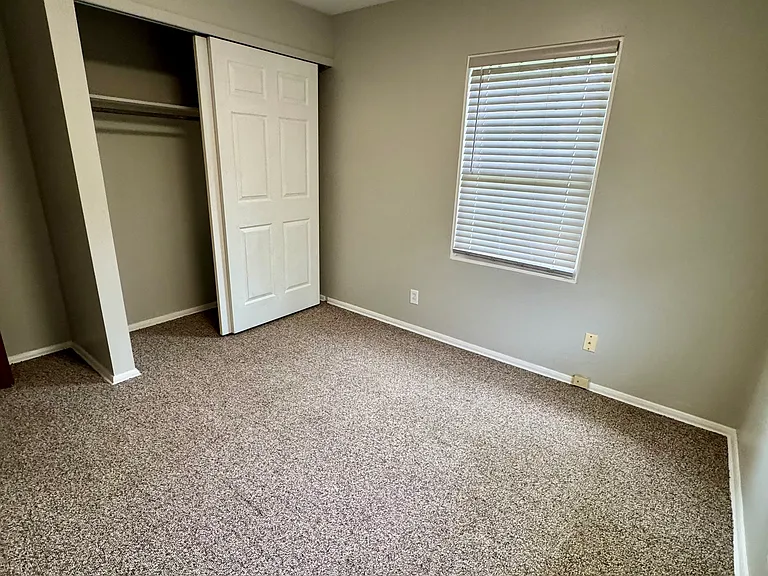 1114 Thorndale Dr — Photo 8