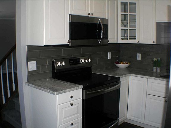 5th image of 440 Saint Johns St