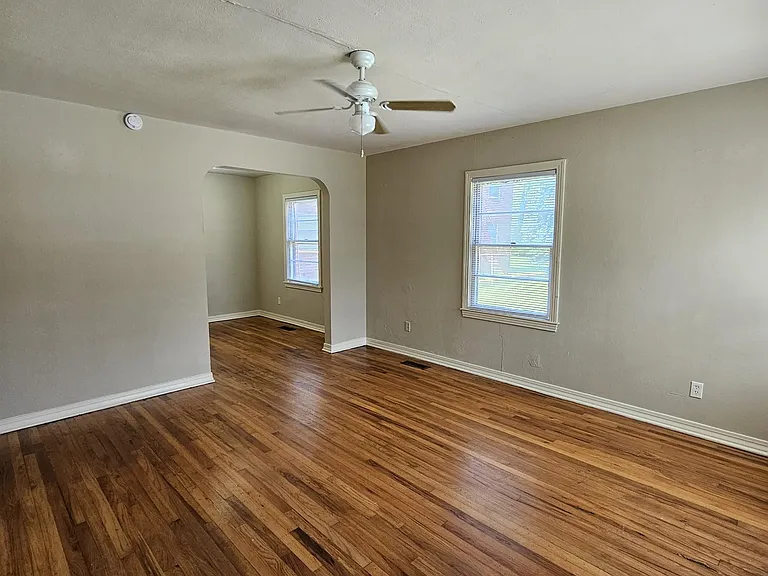 124 S Franklin Blvd — Photo 3