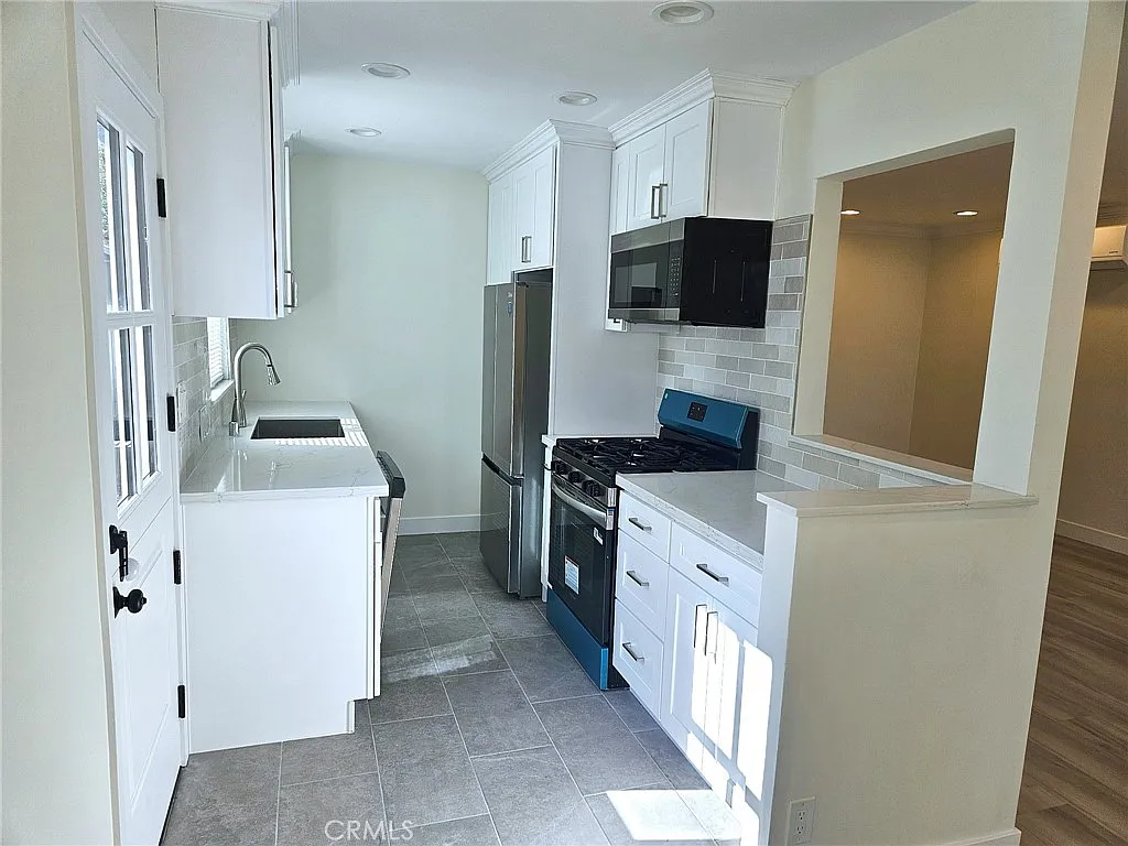 3 bed, 800 sqft, $3,895 — Photo 3
