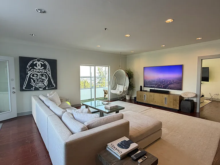 8455 De Longpre Ave — Photo 10