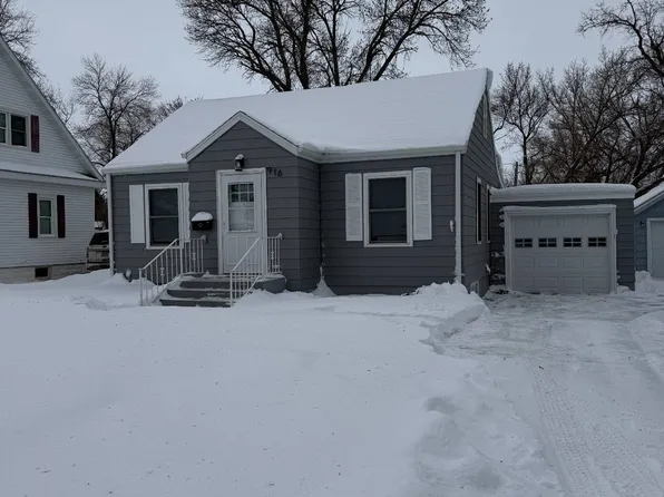 916 8th St NE, Devils Lake, ND 58301