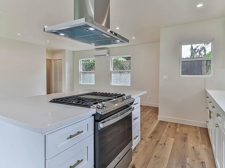 11801 Albers St — Photo 7
