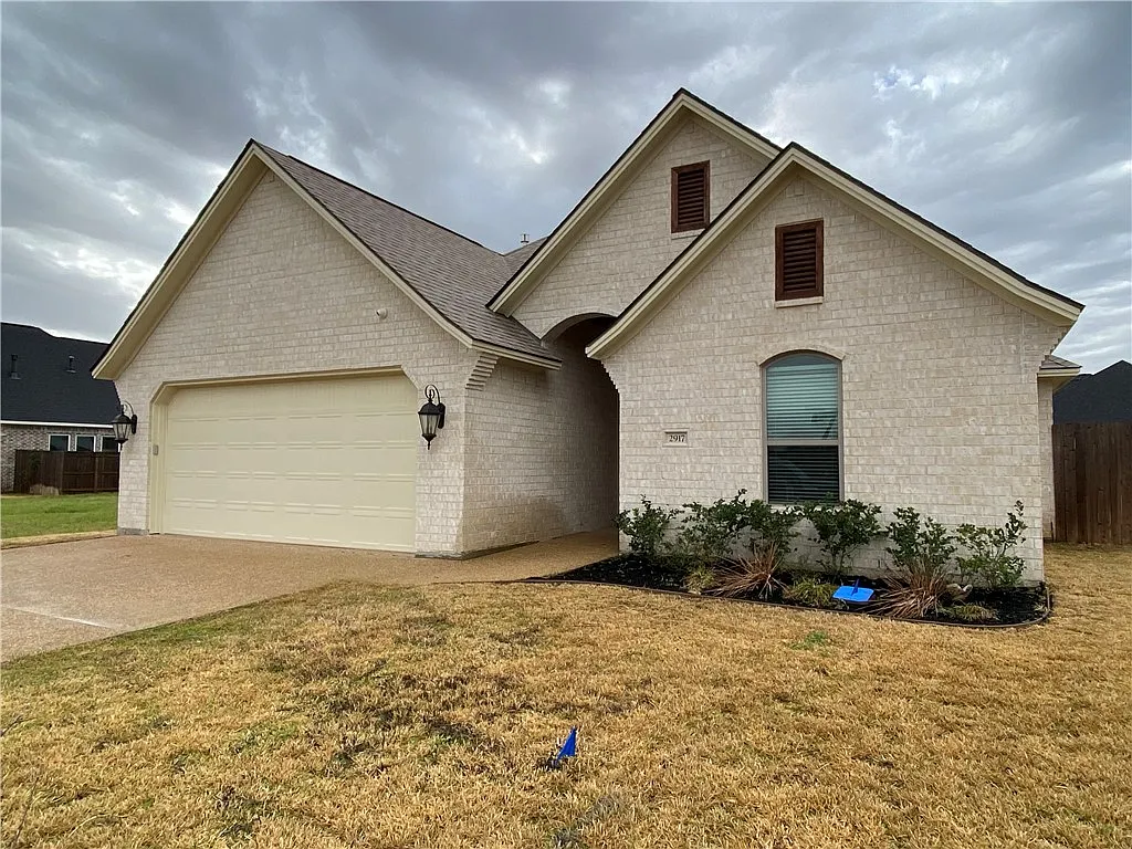 4 bed, 2201 sqft, $2,900 — Photo 2
