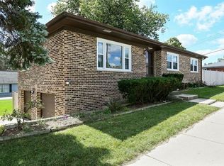 15 E 55th St, Westmont, IL 60559