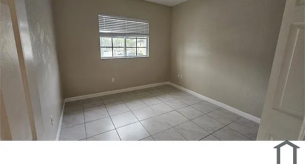 2711 NE 4th St #204 — Photo 8