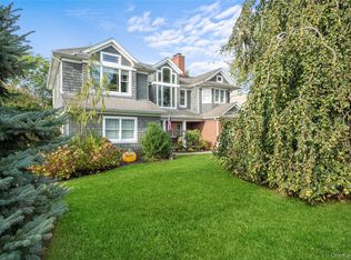 33 Robbins Ave, Babylon, NY 11702
