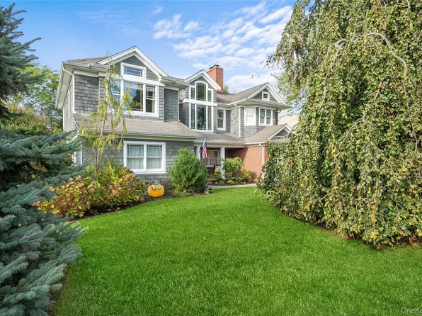 33 Robbins Avenue, Babylon, NY 11702