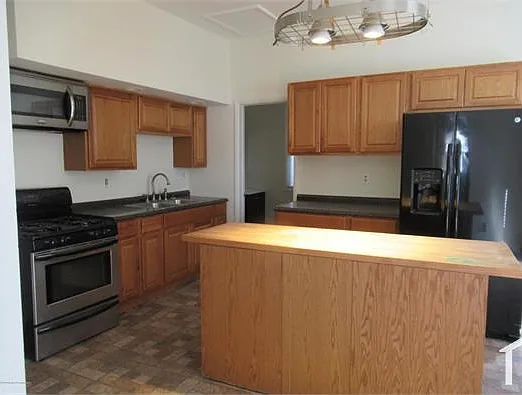 6 bed, 2500 sqft, $2,400 — Photo 3