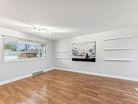 4th image of 724 Henlin Dr