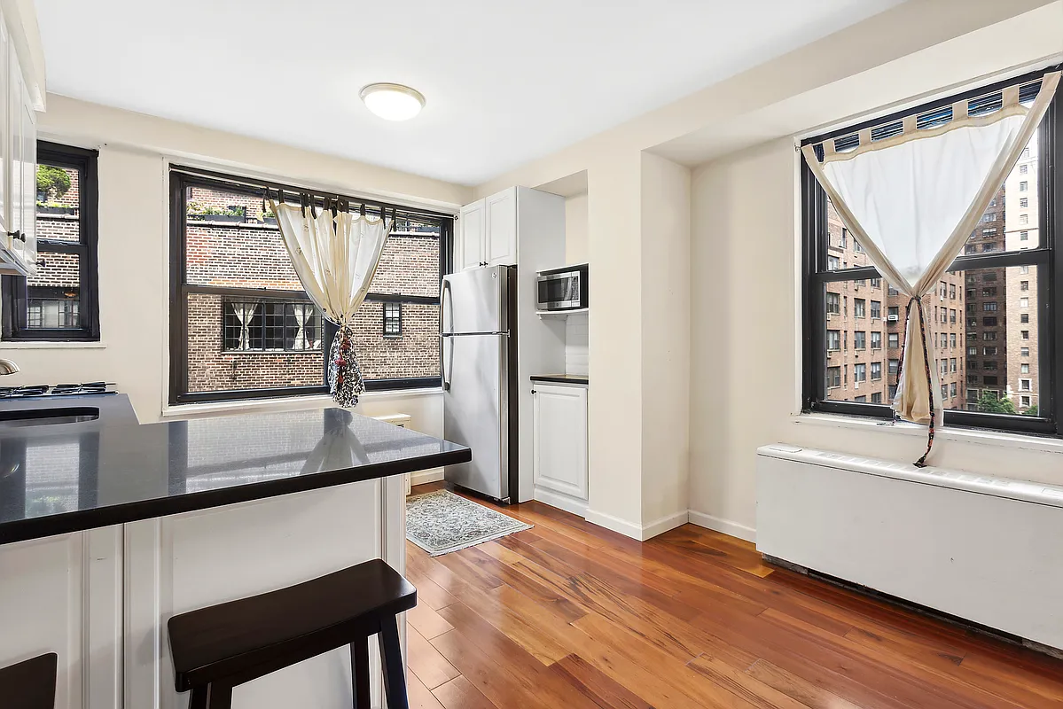 305 East 40th St Unit 12T  