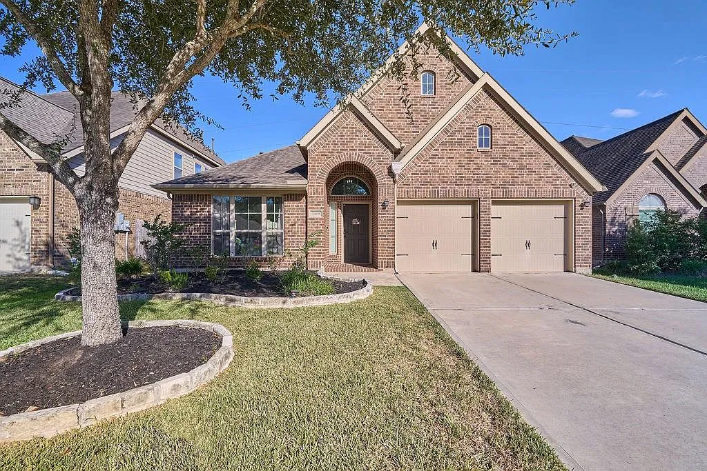 4 bed, 3.0 bath, 2481 sqft, $2,900 — Photo 1
