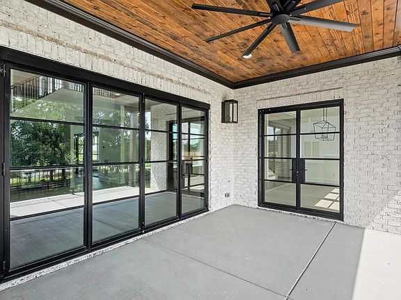 The Wilshire E Outdoor Living Area