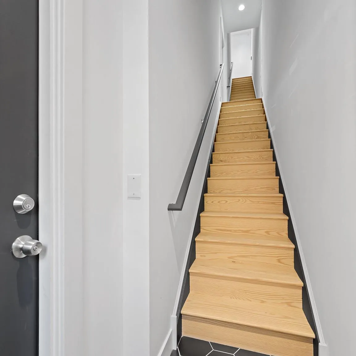 2 bed, 1.0 bath, 1740 sqft, $1,950 — Photo 3