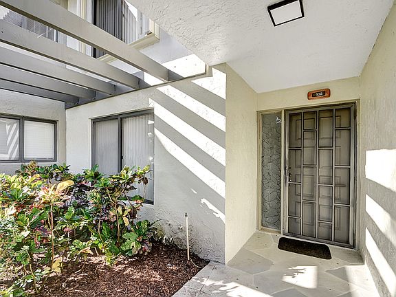 4th image of 5540 Fairway Park Drive #102