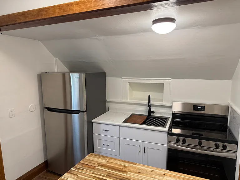 1005 E Holt Ave — Photo 2