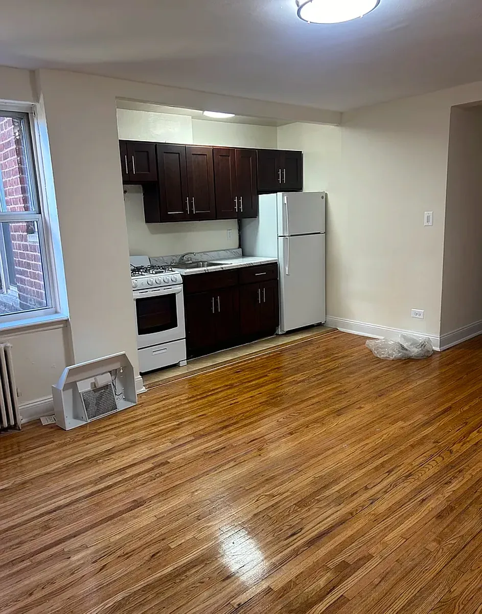 Building Photo - 2044 Cropsey Ave #2B