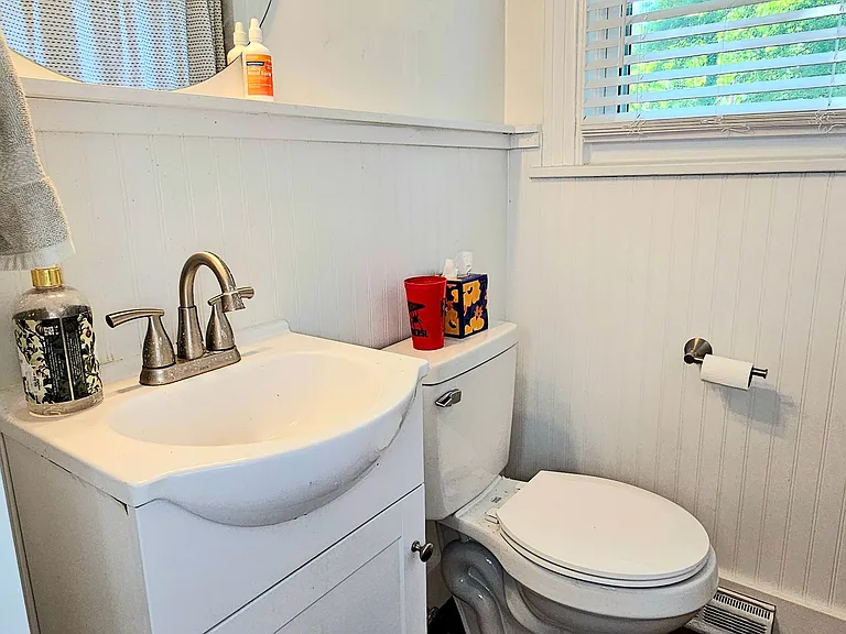 1403 Roxbury Rd — Photo 11