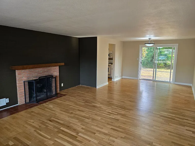 119 Greenleaf Ave — Photo 2