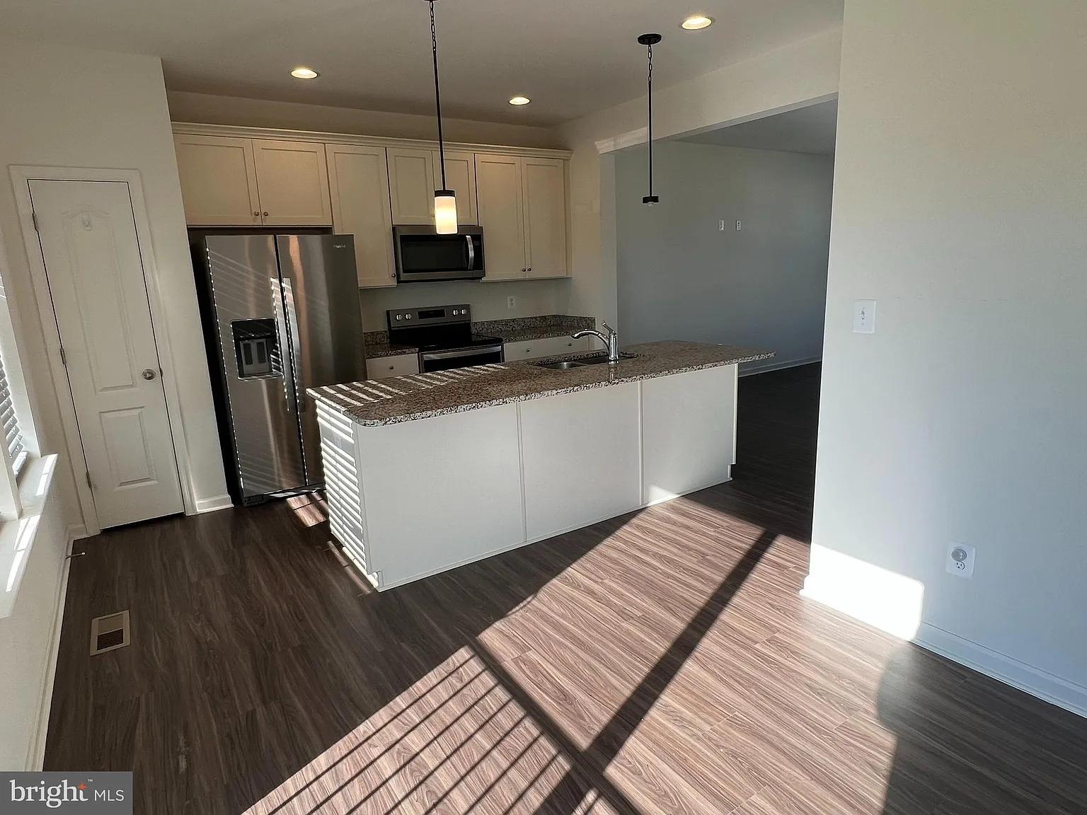 4 bed, 3.5 bath, 2256 sqft, $2,200 — Photo 4