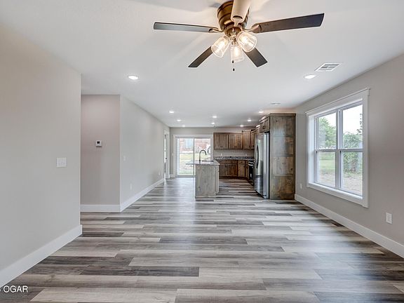 5th image of 215 W Lexington Ave