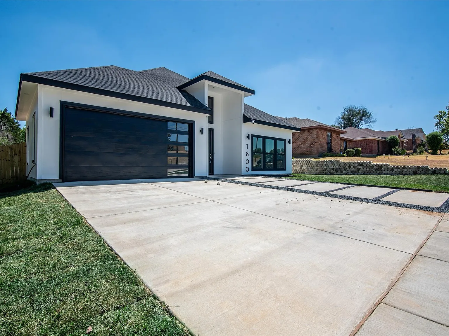 4 bed, 2070 sqft, $2,850 — Photo 2