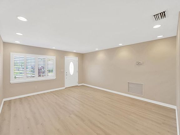 4th image of 4201 93RD TERRACE N