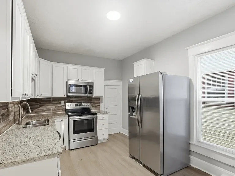 931 N Oakland Ave — Photo 12