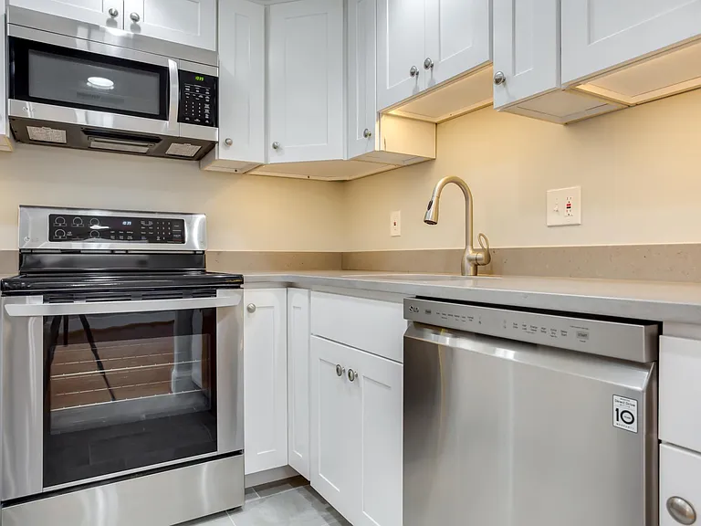 1045 N Stafford St — Photo 8